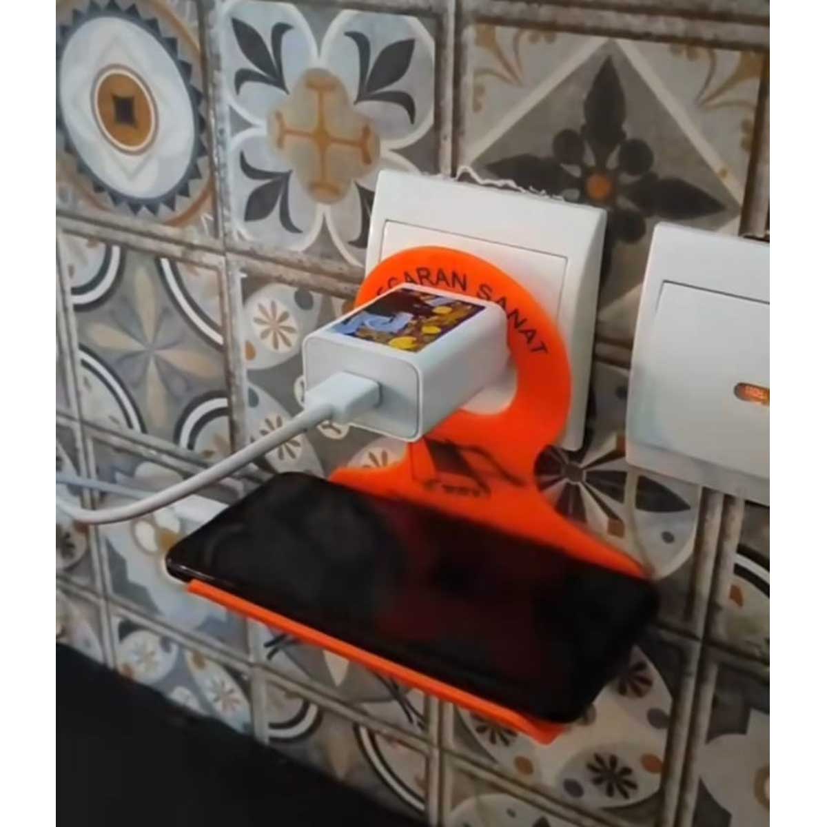 Suporte de tomada para celular e carregador - Image 2