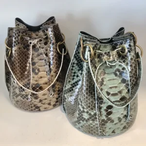Mala reptil com cordão de aperto